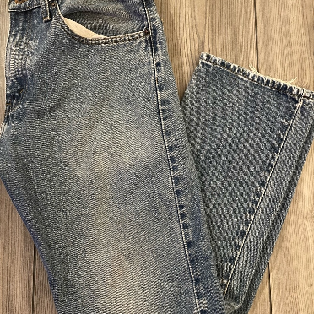 Used. I’m good condition. 100% cotton. Relaxed fit, 31x32. Levy wear jeans.